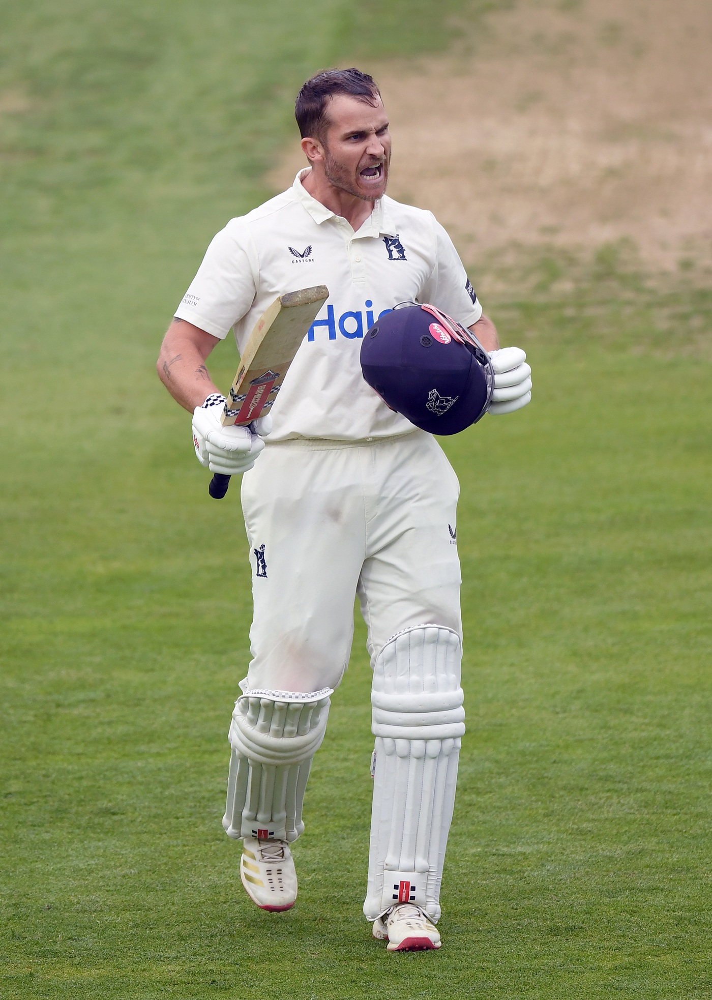 Hain makes the grind count as Warwickshire put their champagne on ice