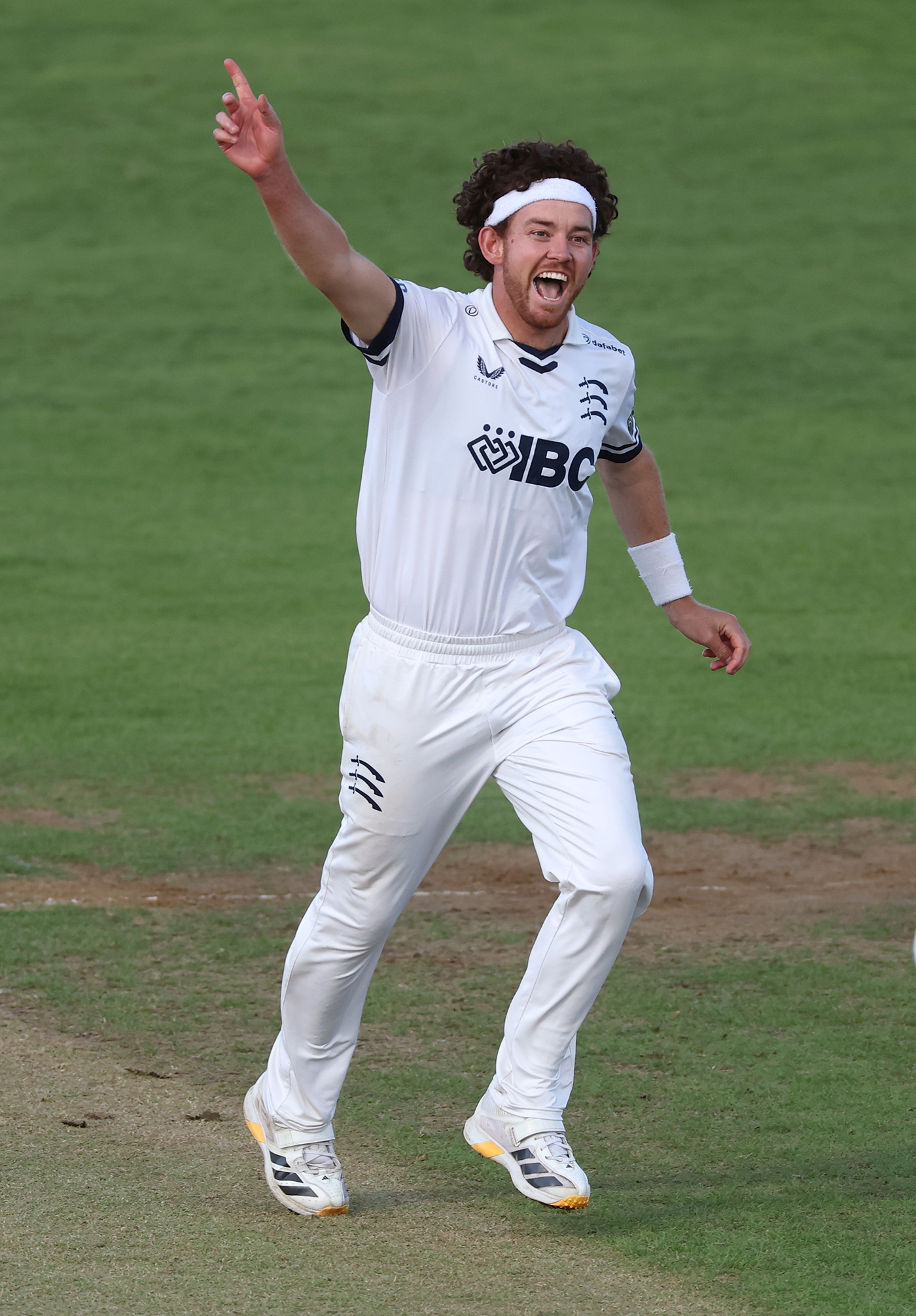 Ryan Higgins shines with bat and ball as Middlesex take control