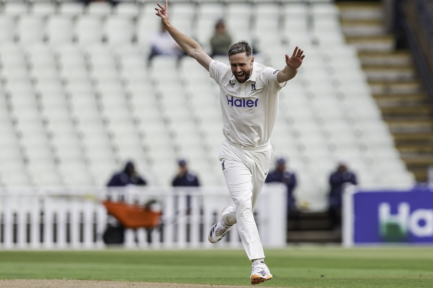 Woakes, Bamber tighten title grip as Warwickshire take control